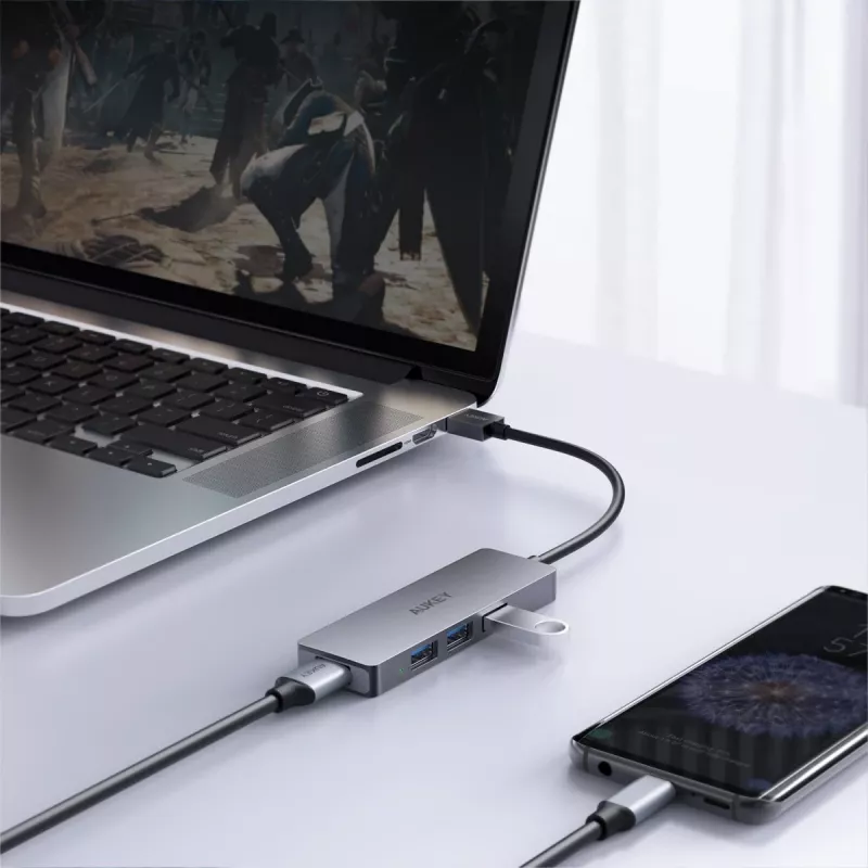 USB centrmezgls Aukey CB-H36 — 4 portu USB 3.2 Gen 1 Type-A, resursdators USB 2.0, 5000 Mbit/s, alumīnijs sudraba krāsā