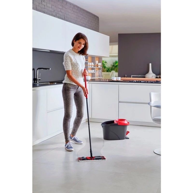 Uzkopšanas sistēmas spainis VILEDA 140827 – melna šķiedra, mitrā tīrīšana, teleskopisks rokturis 130 cm, 35 cm tvēriens, laminātam/flīzēm/kokam