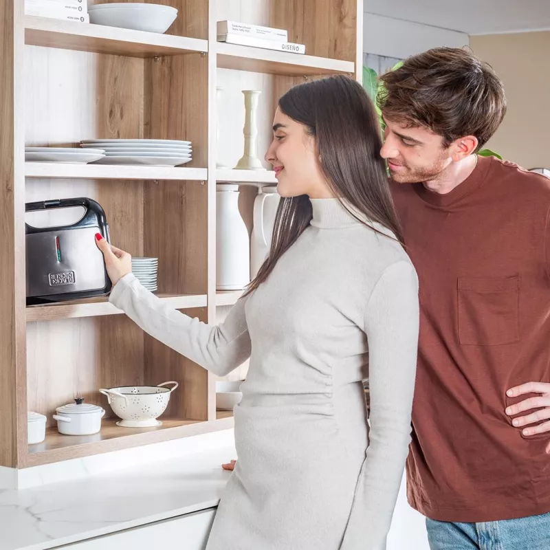 Sviestmaižu grils Melns & Decker BXSA753E — 2 sviestmaizēm, 750 W, nepiedegošas plāksnes, 215×125 mm cepšanas virsma, kompakts nerūsējošais tērauds