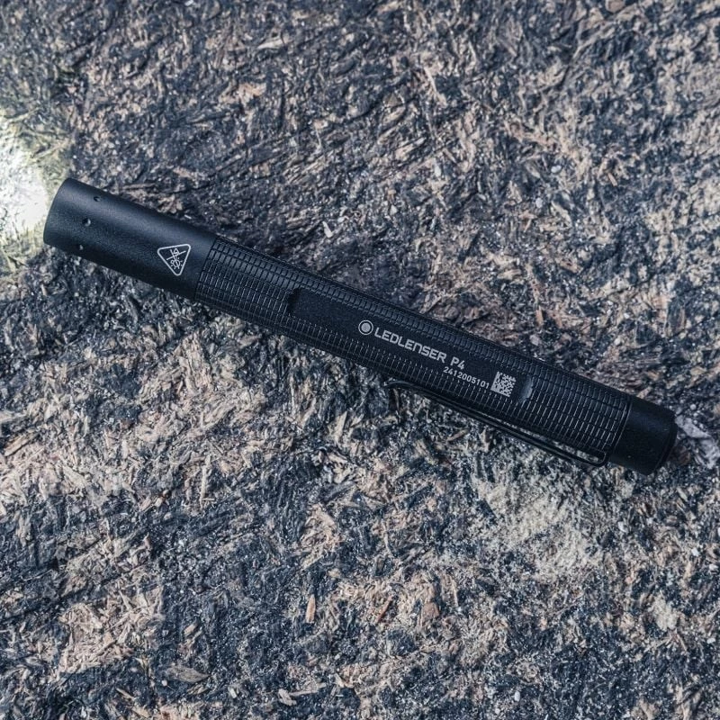 Pildspalvas lukturītis Ledlenser P4 Melns — kompakts LED pildspalvas lukturis, 180 lm, 90 m stars, AAA x2, IP54