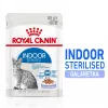 Mitrā kaķu barība Royal Canin Indoor Sterilized 85 g paciņa — pieaugušiem kastrētiem iekštelpu kaķiem, mājputnu garšas, iepakojumā 12 x 85 g