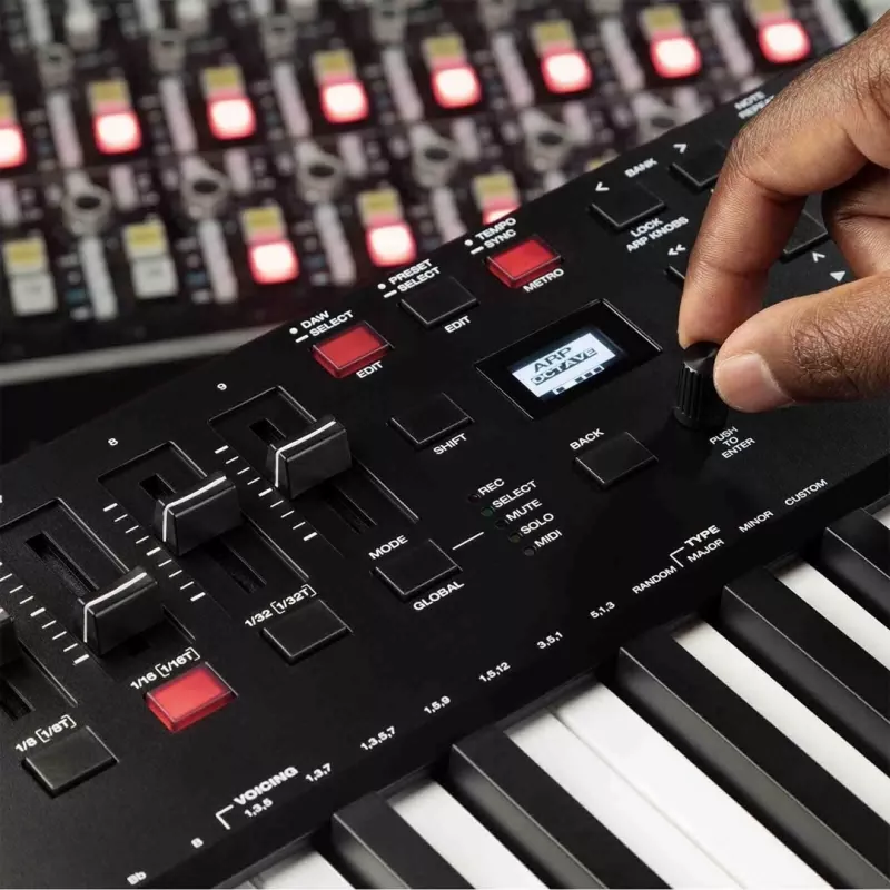 M-Audio Oxygen Pro 49 MIDI klaviatūras kontrolleris — 49 taustiņi, 16 spilventiņi, 9 faderi, OLED displejs, USB, MIDI izeja