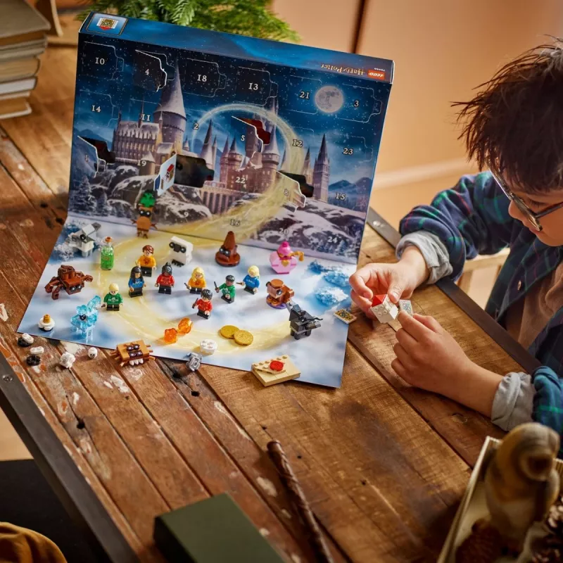 Konstruktoru rotaļlieta LEGO Harry Potter Adventes kalendārs 2025, komplekts 76456 — 278 daļas, 8 minifigūras, vecums 7+