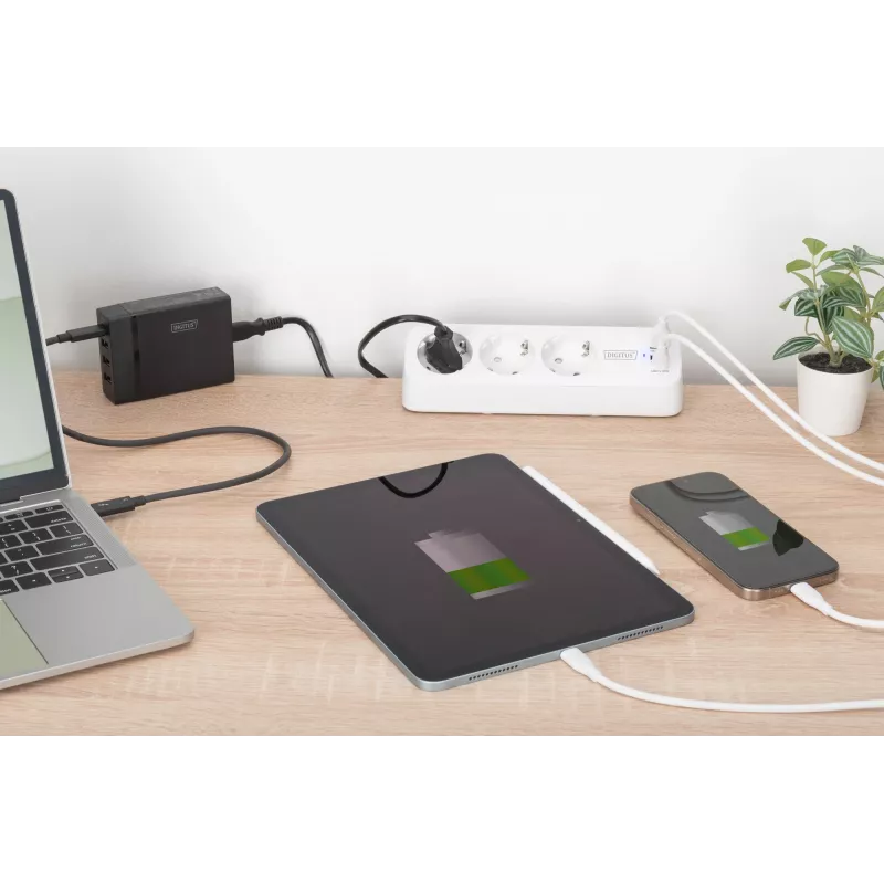 Strāvas sadalītājs DIGITUS 3-vietīgs ar 2×USB-A un 1×USB-C, 3 maiņstrāvas rozetes tips E/F, 1,5 m kabelis, balts