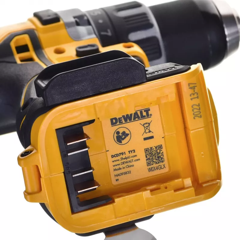 Bezvadu urbjmašīna DeWalt DCD791D2-QW, 18V Li-Ion, 2×2Ah akumulatori, bezatslēgas 13 mm patrona, 70 Nm, 1,5 kg