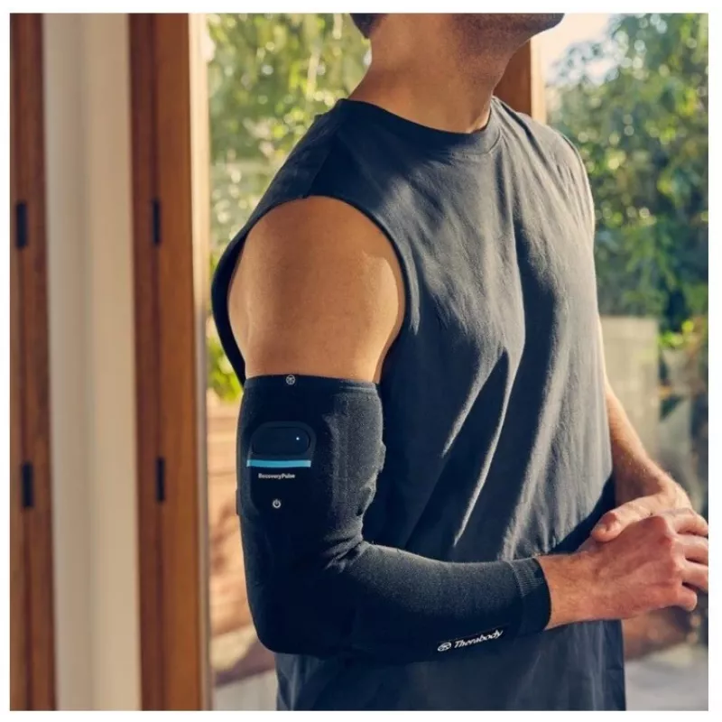 Therabody RecoveryPulse roku uzmava vienam izmēram S