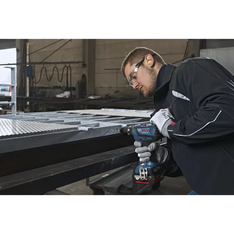 Bezvada urbis Bosch GSR 18V-28 ar 18V sistēmu un 2×3,0Ah baterijām