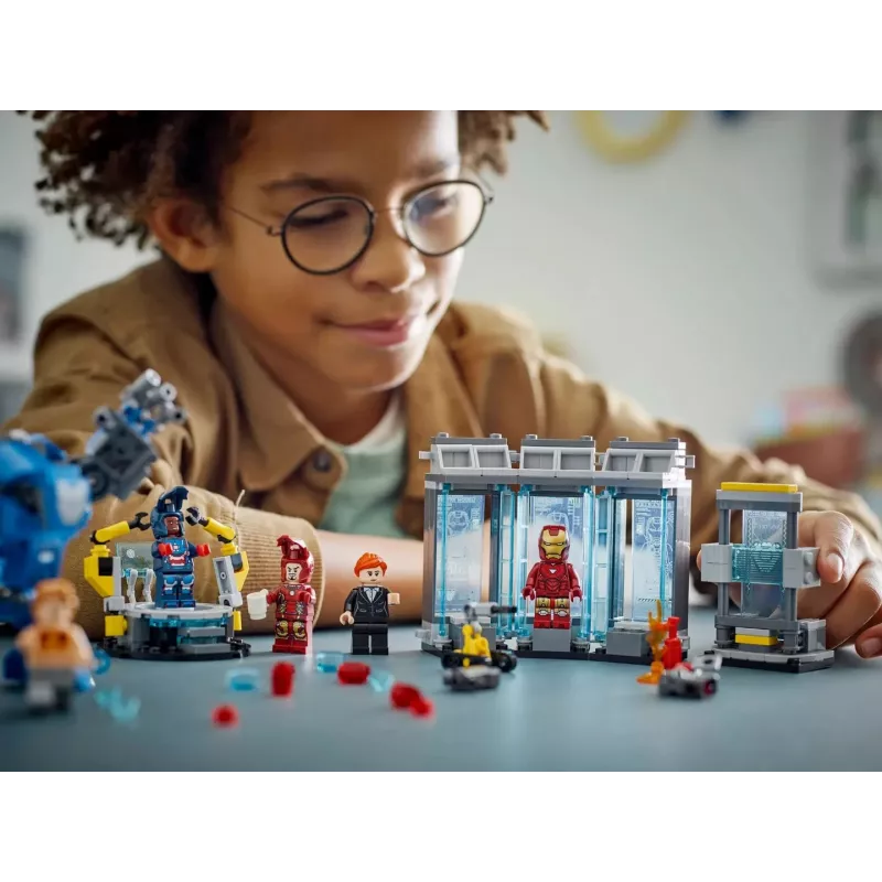 LEGO rotaļu komplekts Marvel Iron Man's Laboratory Hall of Armor 76315 — 384 detaļas, 5 minifigūriņas, izstādīšanas zona