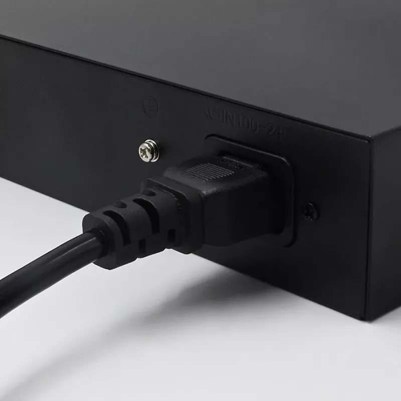 Ethernet PoE slēdzis QOLTEC 52289 — 4x RJ45 PoE porti, 2x RJ45 augšupsaites porti, 65W jaudas budžets