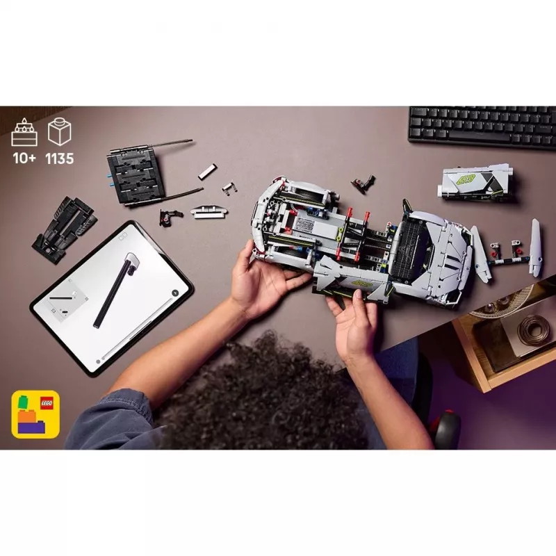 LEGO Technic Superauto Lamborghini Revuelto 42214 — 1:10 mēroga detalizēts konstruktora komplekts, 1 135 detaļas
