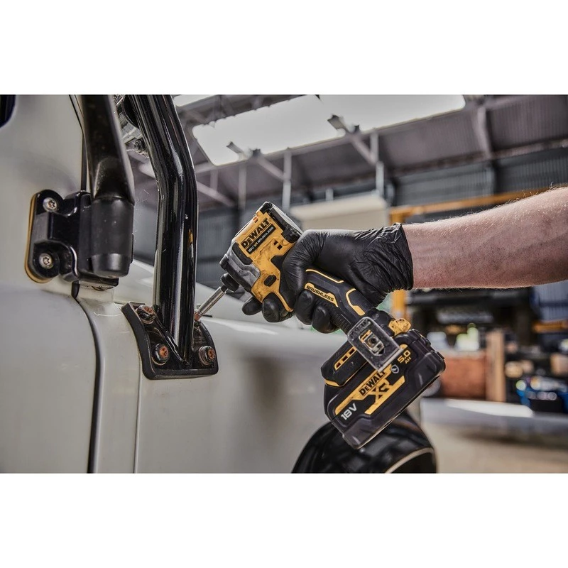 Triecienskrūvgrieznis DeWALT DCF850NT, 3250 RPM, 1/4 collas patrona, 900 g