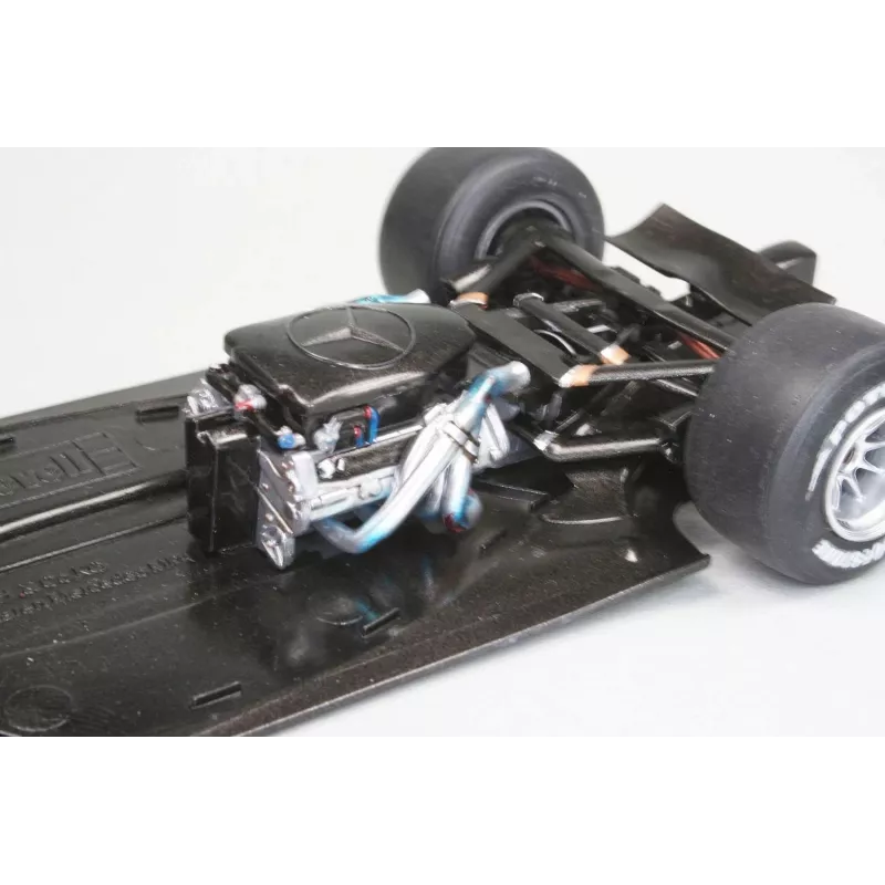 REVELL plastmasas modelis McLaren Mercedes MP4-25 Lewis Hamilton — 1:24 mēroga komplekts