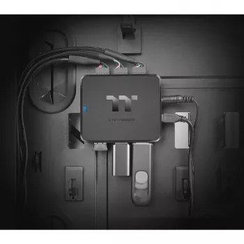 Thermaltake H200 PLUS iekšējais USB centrmezgls - TT Premium Edition - Centrmezgls - 3 x USB 2.0 + 3 x USB 2.0 (iekšējs)