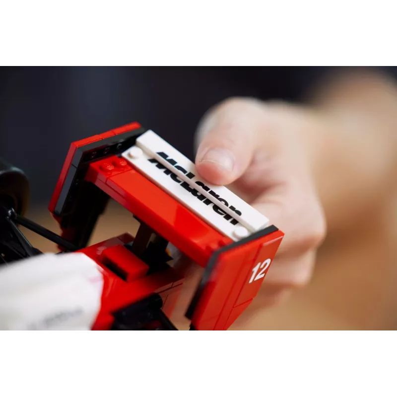 LEGO komplekts McLaren MP4/4 Ayrton Senna 10330 — LEGO ICONS mēroga modeļa eksponāts