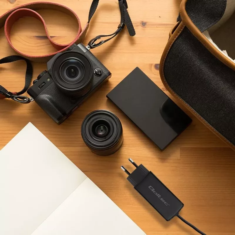 GaN 90W lādētājs QOLTEC 52420 USB-C PD 5–20V 3A/4.5A izeja, 220–240V ieeja, 1,8 m kabelis, melns