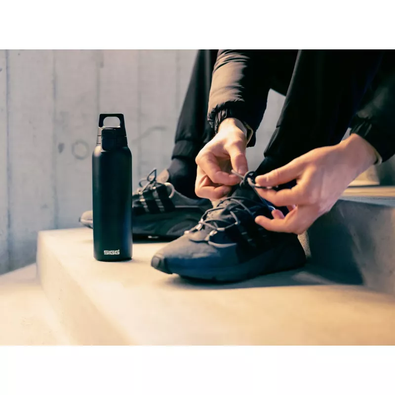 SIGG 8998.10 termoss 0,55 L, melns nerūsējošais tērauds