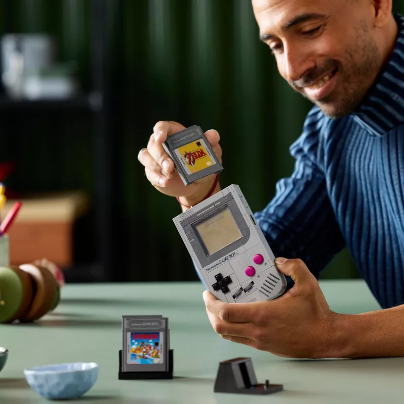 LEGO Retro dizaina būvkomplekts Game Boy 72046 – detalizēta modeļa kopija, displeja statīvs