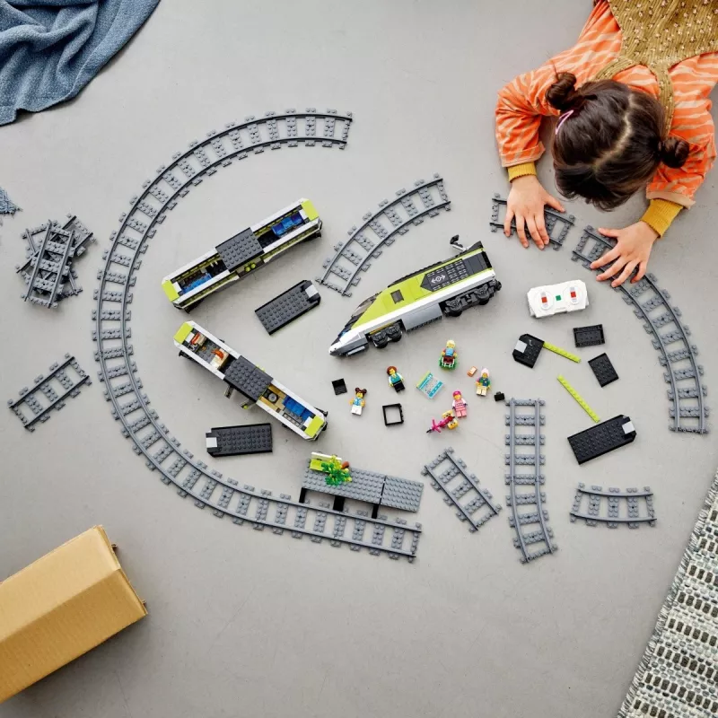 LEGO 60337 City Express pasažieru vilciena komplekts ar tālvadību, rotaļlietu dāvanas bērniem, zēniem un meitenēm ar strādājošiem priekšējiem lukturiem, 2 vagoniem un 24 sliežu ceļa gabaliem