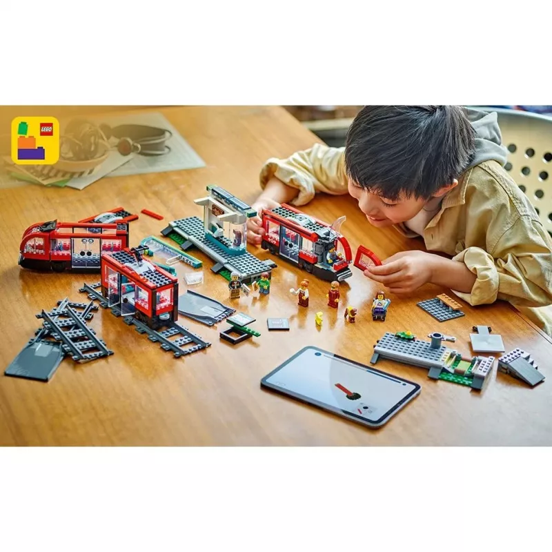 LEGO City pilsētas tramvaja un stacijas lomu spēles būvēšanas komplekts bērniem ar rotaļu tramvaju, dāvana zēniem un meitenēm no 7 gadu vecuma, kuriem patīk transportlīdzekļi