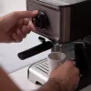 Espresso kafijas automāts Melns & Decker BXCO1200E — 1200 W, 15 bāri, 1,2 L ūdens tvertne, 2 tasītēm, iebūvēts piena putotājs, galda virsmai, sudraba krāsā
