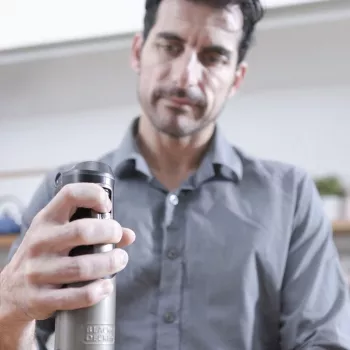 Iegremdējamais blenderis Melns & Decker BXHBA1200E — rokas blenderis 1200 W, 4 asmeņi no nerūsējošā tērauda, turbo režīms, noņemamas daļas, melns