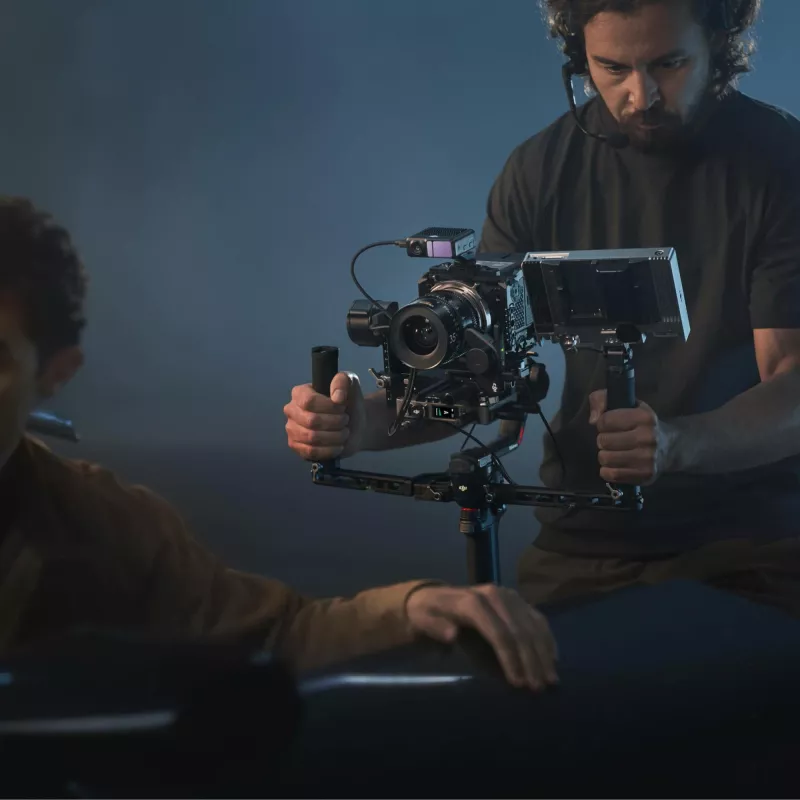 Rokas kameras stabilizators DJI RS 4 Pro Combo Melns Oglekļa šķiedra 13h akumulators