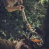 Atzarošanas šķēres Fiskars UPX82 Anvil — rokas griezējs koksniem kātiem, melna/zila/pelēka