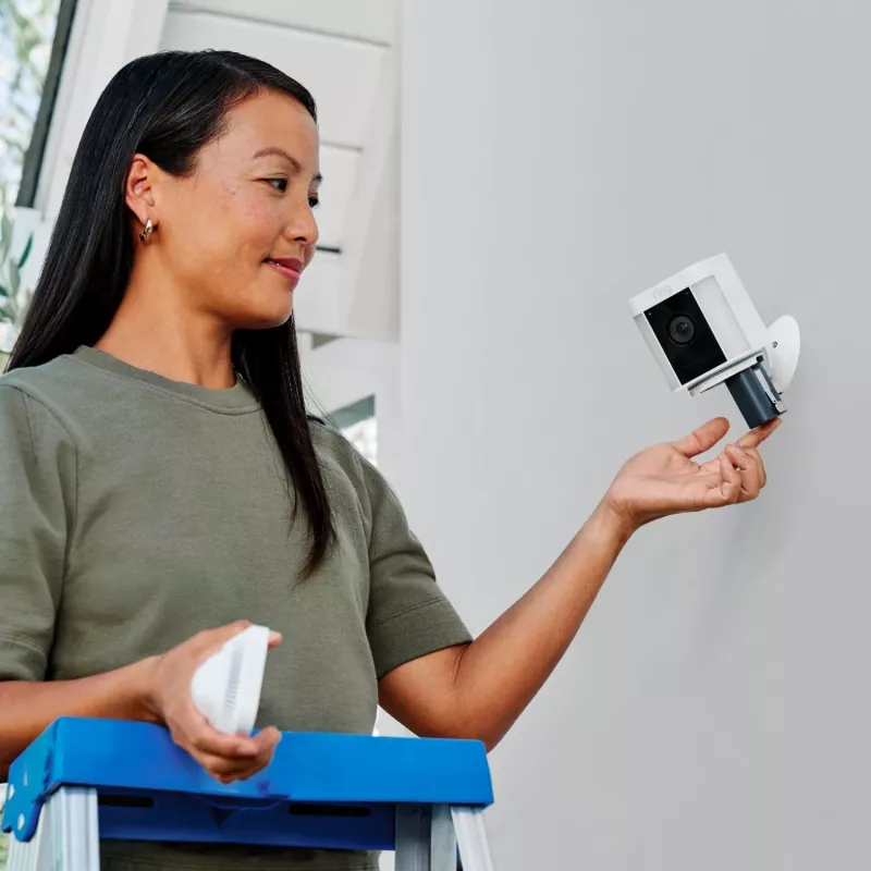 Ring Spotlight Cam Plus Battery - IP drošības kamera - āra - bezvadu - griestu/sienas - melna - kaste