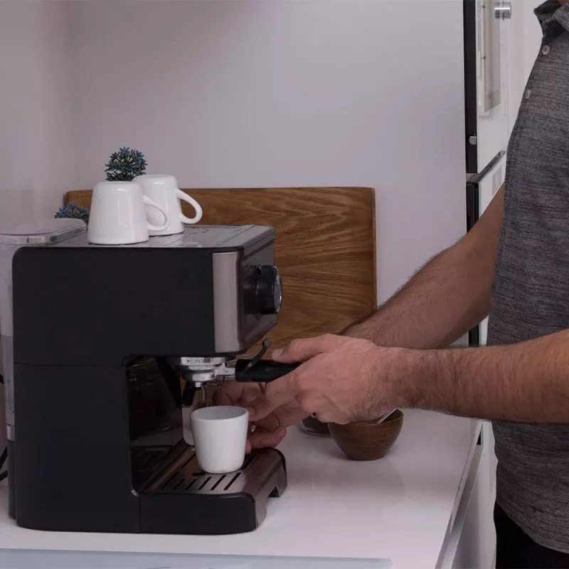 Espresso kafijas automāts Melns & Decker BXCO1200E — 1200 W, 15 bāri, 1,2 L ūdens tvertne, 2 tasītēm, iebūvēts piena putotājs, galda virsmai, sudraba krāsā