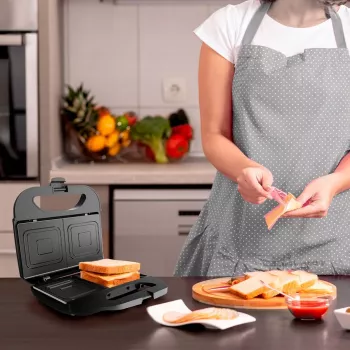 Sviestmaižu grils Black & Decker BXSA753E — 2 sviestmaizēm, 750 W, nepiedegošas plāksnes, 215×125 mm cepšanas virsma, kompakts nerūsējošais tērauds