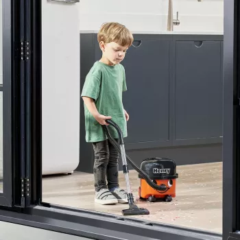Putekļsūcējs HENRY I-72860 no Numatic — tvertnes putekļsūcējs, ar putekļu maisiņu modelis