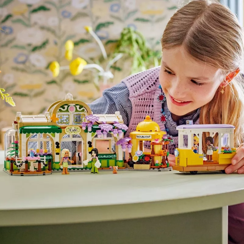 LEGO komplekts LEGO FRIENDS 42671 Augu kafejnīcas un ziedu veikala rotaļu komplekts ar kafejnīcas un ziedu veikala funkcijām