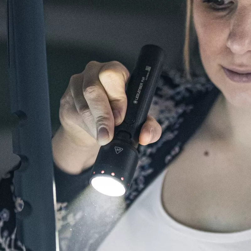 Ledlenser P6R melna rokas lukturīša LED