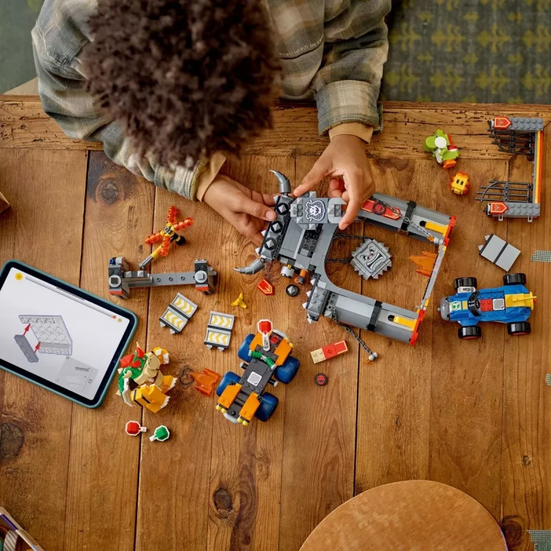 LEGO konstruktora komplekts 72039 Super Mario Bowser cietoksnis ar Mario kartingu, interaktīvs rotaļu komplekts