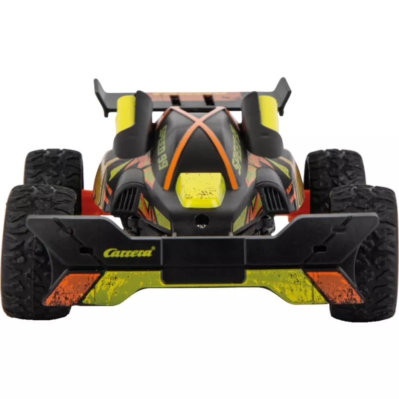 RC ātrgaitas automašīna ar tramplīnu