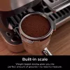 Espresso automāts Ninja ES701EU — pusautomātiskā kafija/espresso, iebūvēta dzirnaviņa, 2 L ūdens tvertne, 1650 W, 25 dzirnaviņu iestatījumi, piena tvertne, 14 bāru sūknis