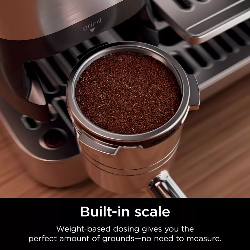 Espresso automāts Ninja ES701EU — pusautomātiskā kafija/espresso, iebūvēta dzirnaviņa, 2 L ūdens tvertne, 1650 W, 25 dzirnaviņu iestatījumi, piena tvertne, 14 bāru sūknis