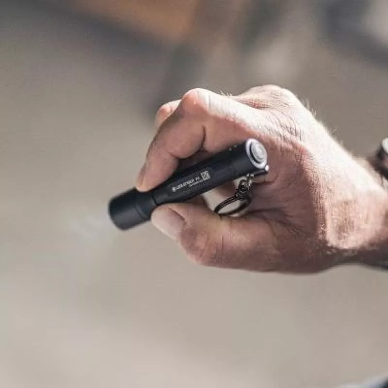 Atslēgu piekariņa lukturītis Ledlenser P3 Melns — kompakts alumīnija LED lukturis, AAA, līdz 130 lm, IP54, 3 jaudas līmeņi