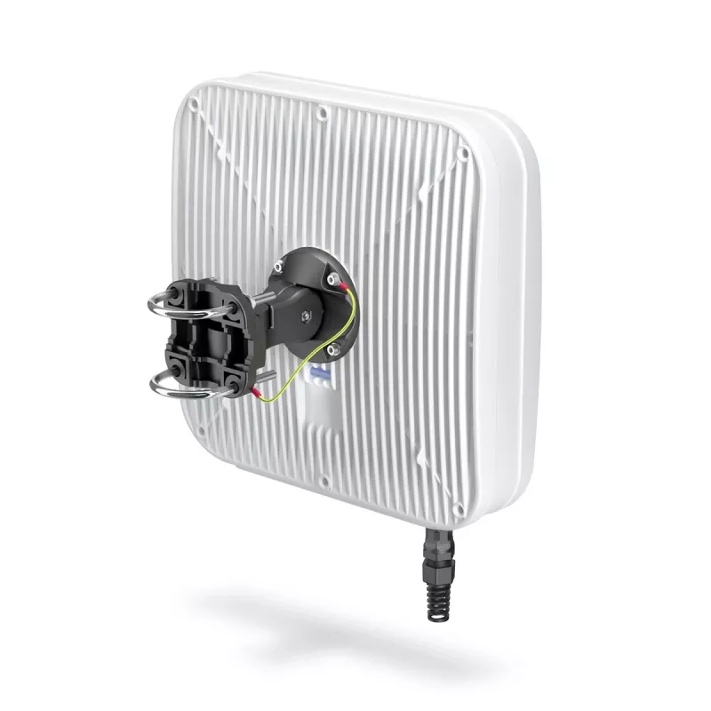 Virziena tīkla antena QuWireless AXRL — 7 dBi, 0.694–0.96 / 1.7–2.2 / 2.2–2.7 GHz, PoE/LAN, divu polarizāciju