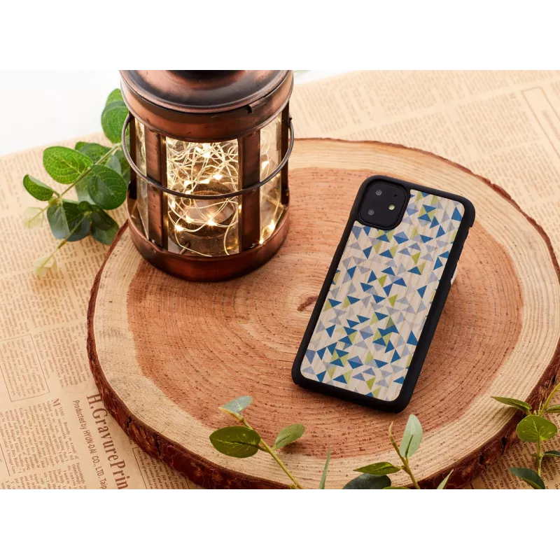man and wood vāciņš iPhone 11 — zils trijstūris uz melna, aizsargājošs ciets apvalks