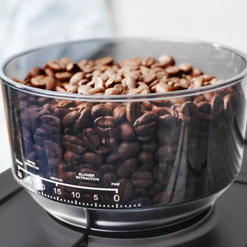 Espresso automāts GASTROBACK Design Advanced Urban Duo — pilnībā automātisks, 2,8 l ūdens tvertne, iebūvēta dzirnaviņas, 250 g pupiņu tvertne, 3000 W, melns