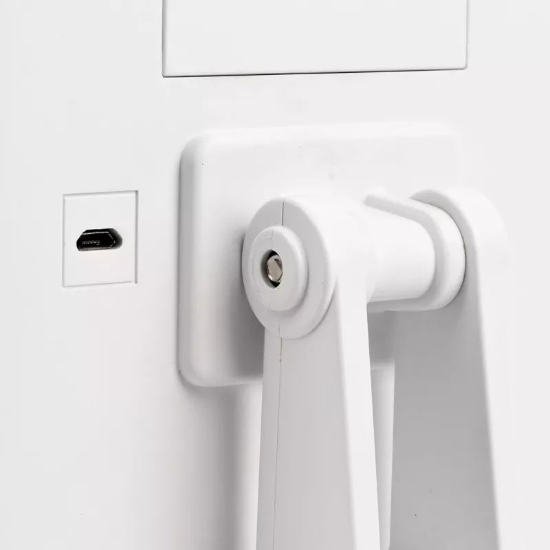 Brīvi stāvošs grima spogulis Girmi BE04 — taisnstūra formas, 1× palielinājums, balta LED gaisma, USB/4×AA, 180° rotācija