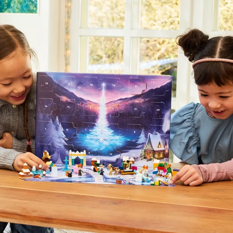 LEGO Disney Frozen Adventes kalendāra 2025 konstrukciju rotaļlieta, komplekts 43273 — 231 detaļa, 4 minifigūriņas, vecumam 5+