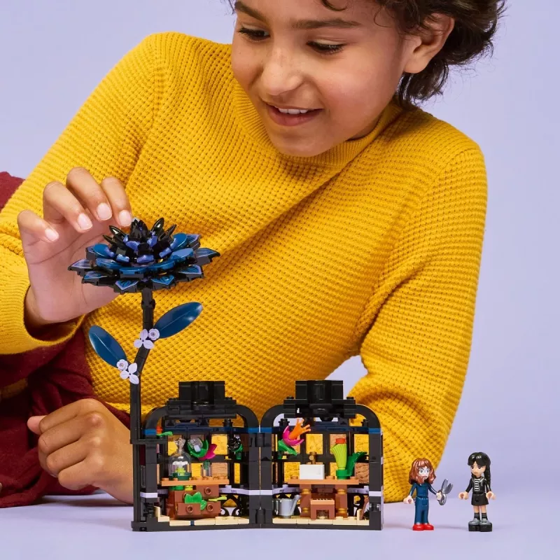 LEGO konstruktors LEGO Wednesday 76784 Melns Dahlia Flower — dekoratīvs modelis, 358 gab., 9+ gadi