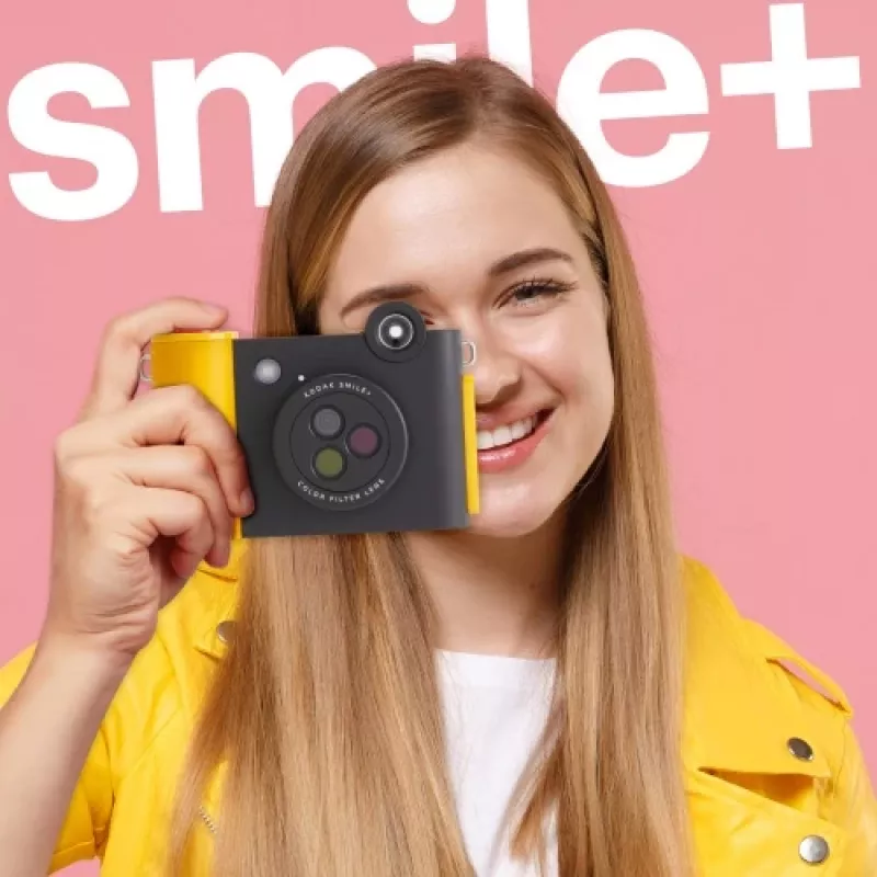 Momentfoto kamera Kodak SMILE+ 2x3 Melns — pārnēsājama momentfoto kamera ar 2×3 izdrukām