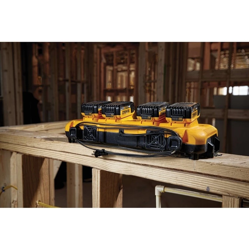 Akumulatora lādētājs DeWALT DCB104-QW