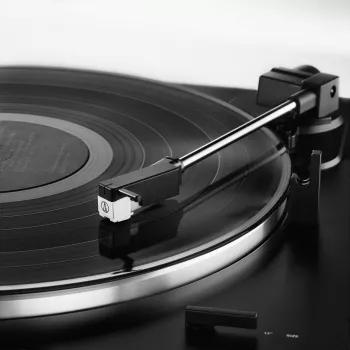 Audio Technica Unisex at-LP60XUSB pilnībā automātisks siksnas piedziņas atskaņotājs analogs un USB melnā krāsā