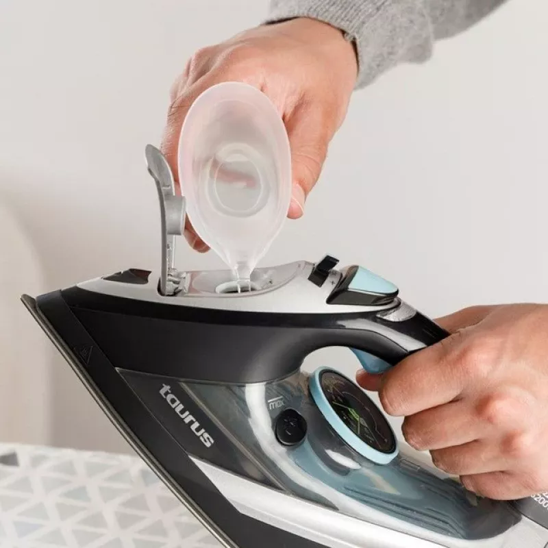 Sausais un tvaika gludeklis Taurus Geyser Eco 3200 W, 220 g/min tvaika pastiprinājums, anodēta zole, melns