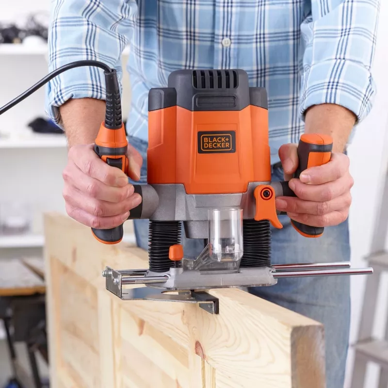 Frēze/apgriešanas iekārta Melns & Decker KW1200EKA-QS — kompakta frēze ar regulējamu dziļuma iestatījumu, ergonomisku dizainu