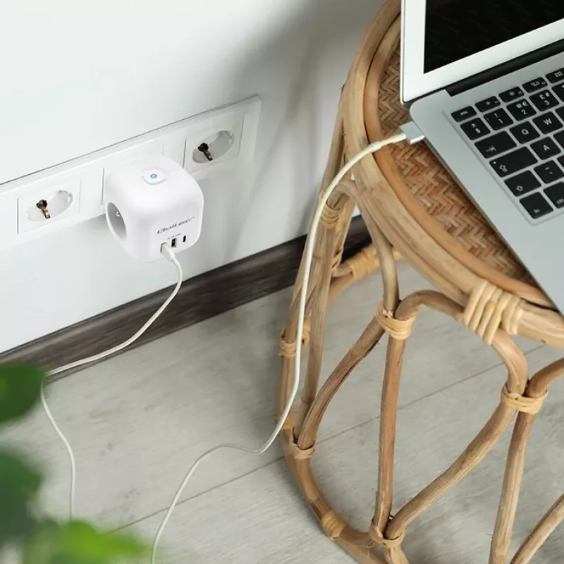Strāvas sadalītājs QOLTEC 52548 ar 3 maiņstrāvas rozetēm un USB pieslēgvietu